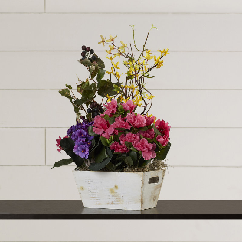Arrangement floral mélangé dans un pot de fleurs