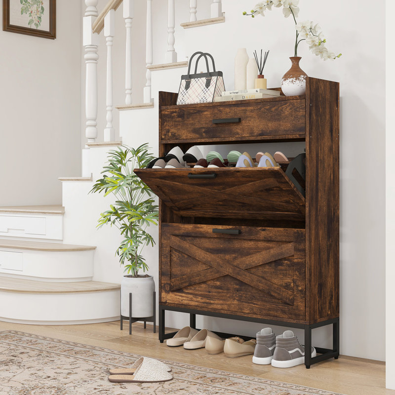 Armoire à chaussures rustique brun. 2 tiroirs rabattables et un tiroir supérieur. Peut contenir 12 paires. Gain de place pour le couloir. Structure stable avec panneau de particules en acier. Design industriel. 31,5 po x 9,4 po 45,3 po. Assemblage