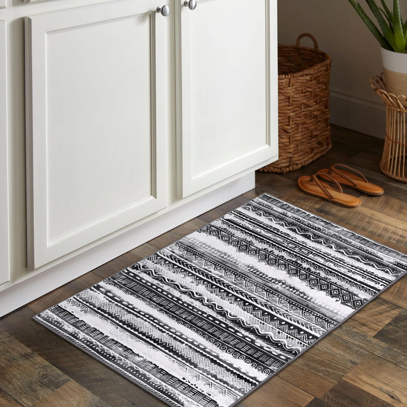 Iyaad Washable Moroccan Indoor Rug, Rectangle 2' x 3'
