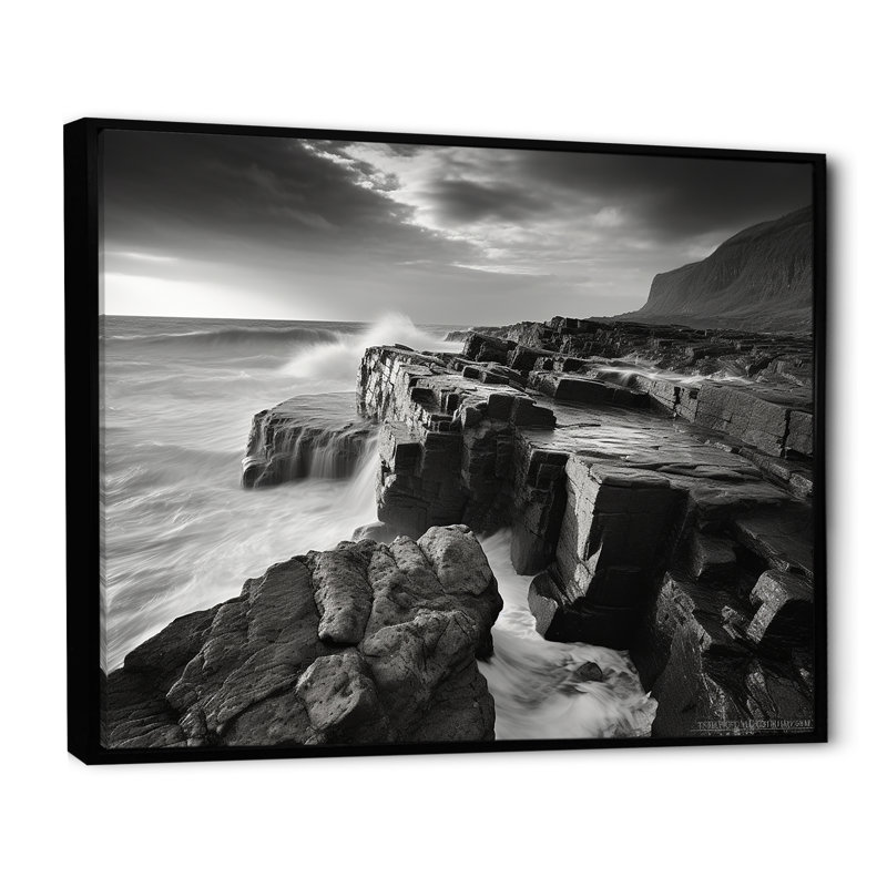 «Black and White Rocky Beach Horizon I» sur toile, Cadre flottant noir, H 30 po x l 40 po x P 1,5 po