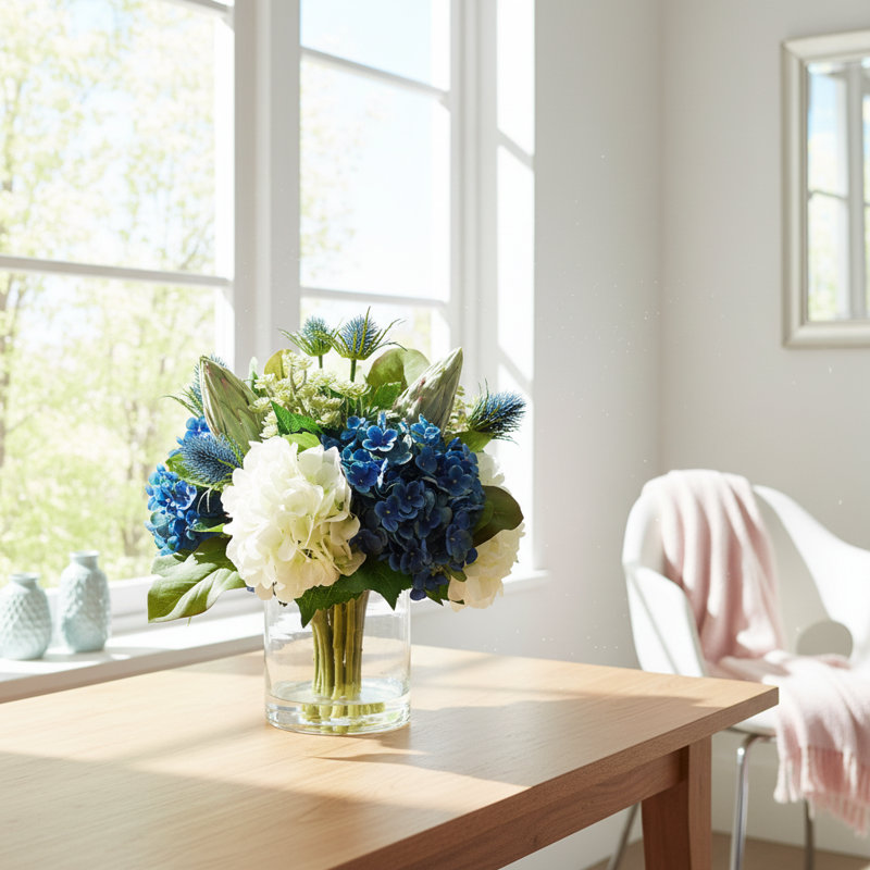 Assortiment d'hortensias avec chardon, cactus et protées dans un vase en verre Allan