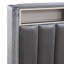 Grand lit moderne gris foncé avec tablettes de rangement, éclairage à DEL et ports USB pour plus de commodité et de style