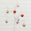 2 pi Arbre de Noël artificiel pré-éclairé avec 24 lumières à DEL blanc chaud et ornements en forme de cœur-474017989