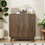 Armoire avec panneau à couches réglables et poignées en métal