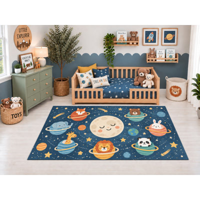 Tapis d'intérieur ultramince 152 x 213 cm (5' x 7') « Aventure spatiale avec animaux, planètes et lune » pour chambre d'enfant, crèche, salle de classe et salle de jeux. Doux et à poils courts, avec revêtement antidérapant en silicone.