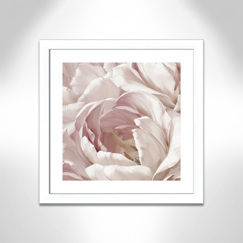 Intime rosé II - photographie, Cadre blanc, H 25 po x l 25 po x P 1,25 po