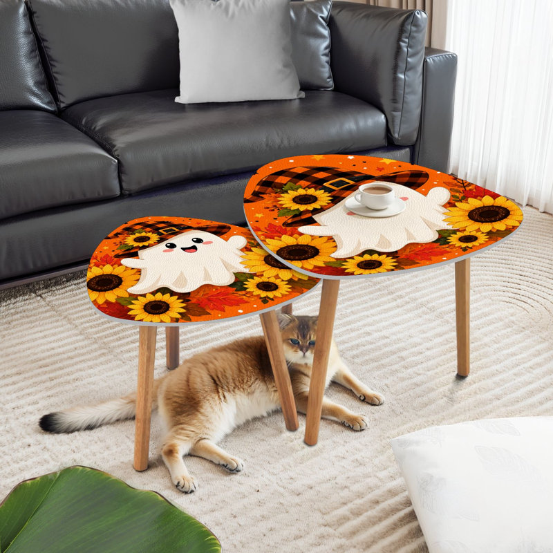 Ensemble de 2 tables basses gigognes triangulaires modernes, ornées de tournesols fantômes et de feuilles d'automne orange, style milieu du siècle. Tables d'appoint empilables, petites tables de chevet pour salon, chambre, appartement et décoration intérieure.