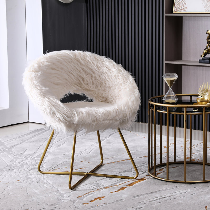 Chaise moderne en fausse fourrure blanche avec coussin - structure de traîneau dorée, protecteur de plancher, aspect élégant, siège rembourré Scratch-Flair et garde-corps en métal