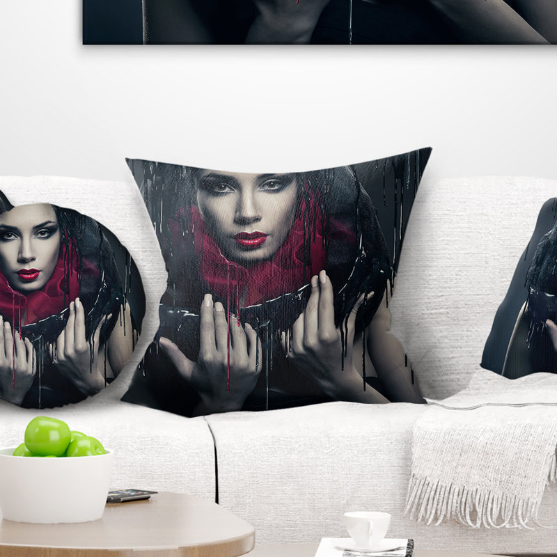 Femme passionnée en noir - coussin imprimé Portrait, 16 po x 1 po, Coussin décoratif