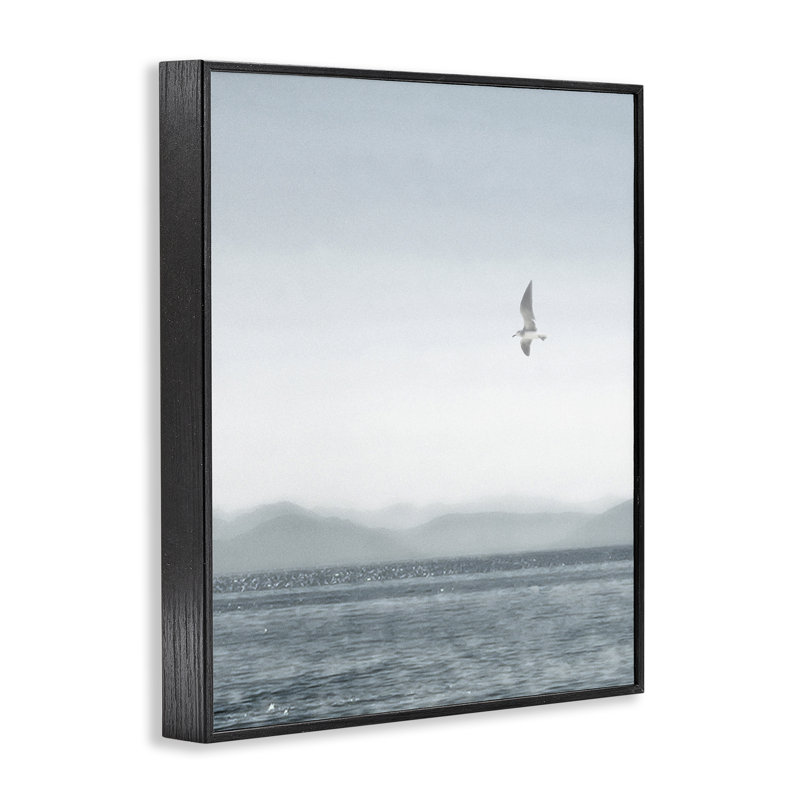 «Lone Gull over Sea», estampe numérique par Noah Bay, Giclée encadrée noir minuit, H 20 po x l 16 po