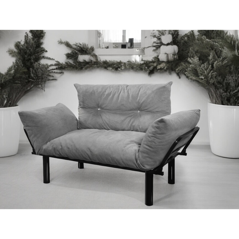 Canapé-lit deux places gris - Futon gain d'espace pour les salons et les chambres. Structure à pieds hauts pour un nettoyage facile. Disponible en plusieurs coloris. Montage facile grâce à la notice incluse. Aucun outil supplémentaire requis.