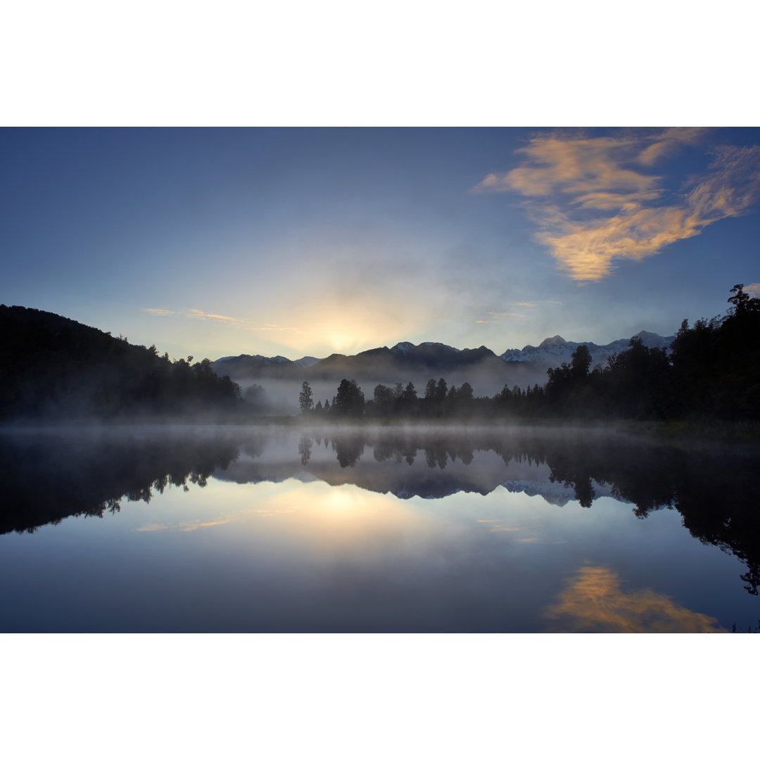 Lake Matheson And The Southern Alps New Zealand von Simonbradfield - Kunstdrucke