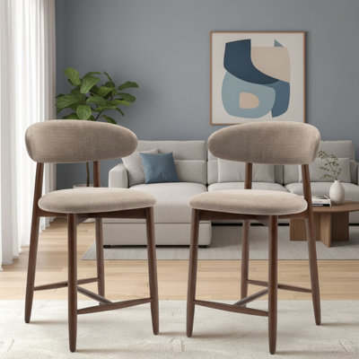 Two-Piece Set Of Camel-Coloured Bar Stools With A Medieval-Modern Style, Featuring Wooden Legs And A Cushioned Backrest, Suitable For Kitchen Islands And Dining Rooms.
