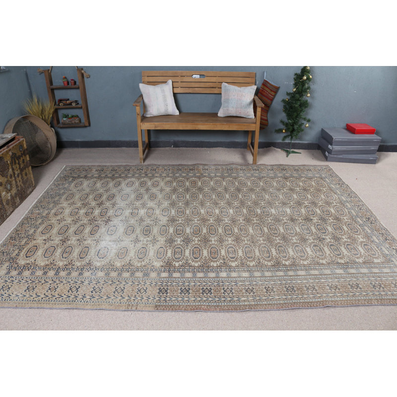 Enrichissez votre salon avec ce grand tapis turc beige à motifs géométriques
