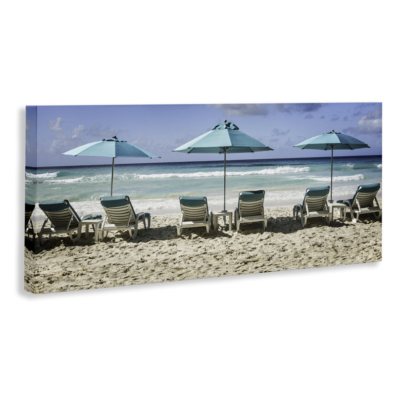 Toile avec chaises de plage alignées, design par Mary Lou Johnson, H 17 po x l 40 po