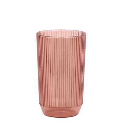 Verre à boire cannelé en plastique à l'avant de la maison