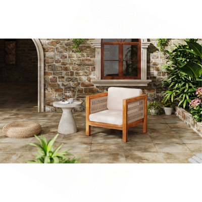 Fauteuil club d'extérieur en bois d'acacia avec accoudoirs en corde beige et coussins beiges, capacité de 400 lb