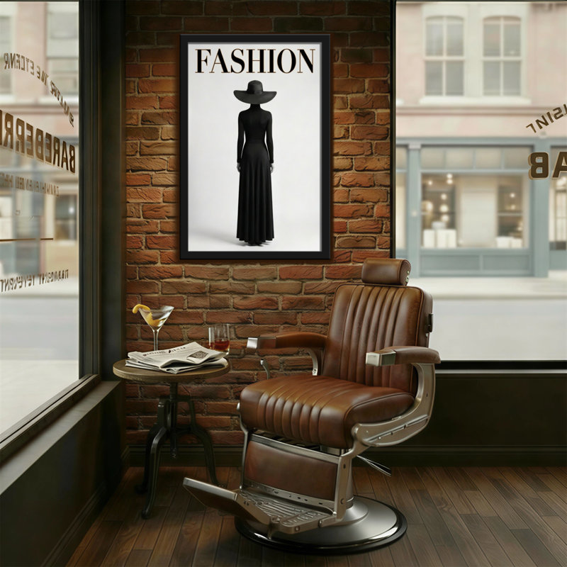 Mannequin en robe noire et chapeau, H 18 po x l 12 po