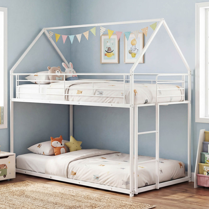 Lit superposé simple au-dessus d'un lit simple en métal, cadre de lit superposé en forme de maison avec toit et échelle blanc