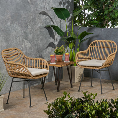 Chaises artificielles tissées avec coussins (deux). Moderne profilé et profilé. Composition du siège. Matériaux du coussin d'eau. Structure en acier robuste en poli noir. 24 po de profondeur x largeur 31,59 po de hauteur. Brun / beige