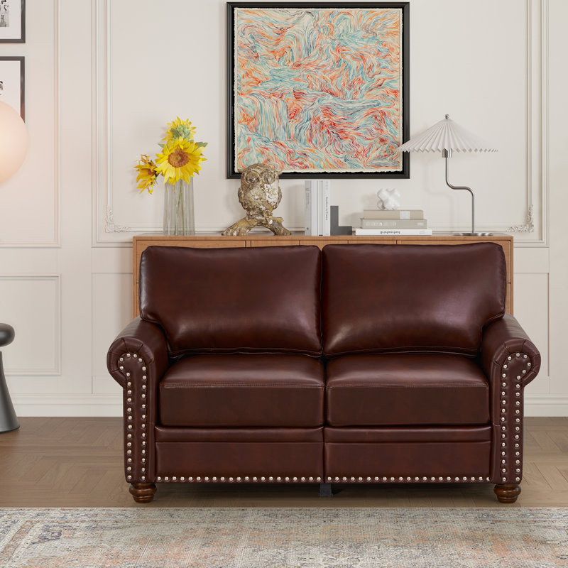 Salon en superbe similicuir bourgogne, fabrication et coussins confortables - couleur des pieds en bois massif brun