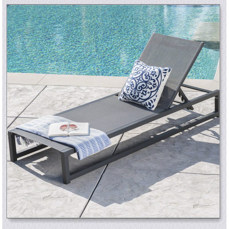 CHAISE LUNGE
