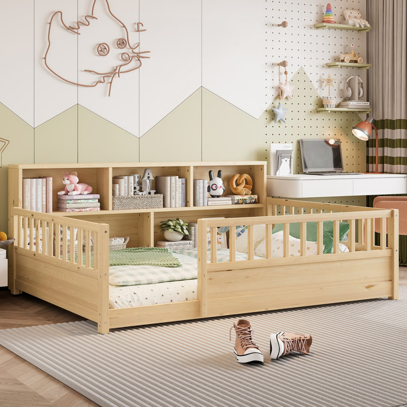 Un lit de plancher en bois de grande taille avec une barrière de sécurité de style clôture, avec une fonction décorative de rangement latéral, et sa couleur est naturelle