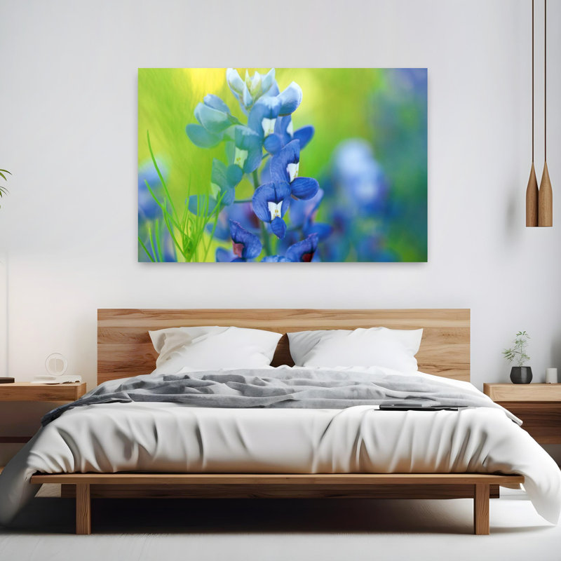Bonnets en bleu délicat, art floral contemporain, H 40 po x l 60 po