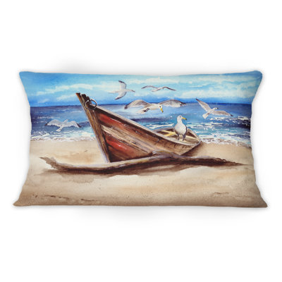 Un vieux bateau de pêche sur la plage de sable - Coussin décoratif imprimé nautique et côtier 1