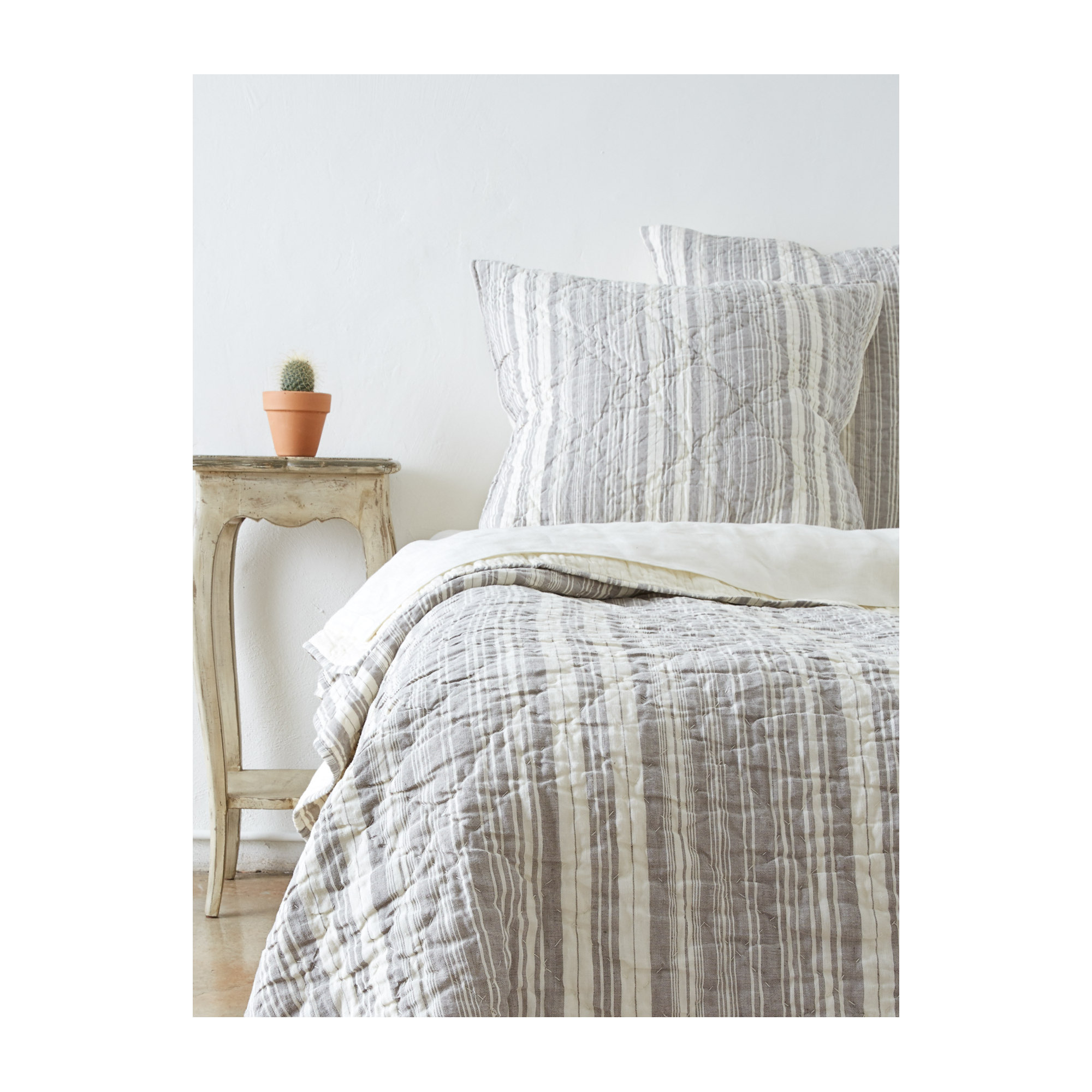 Aden Arcely Linen Sham / Color:Gray, King