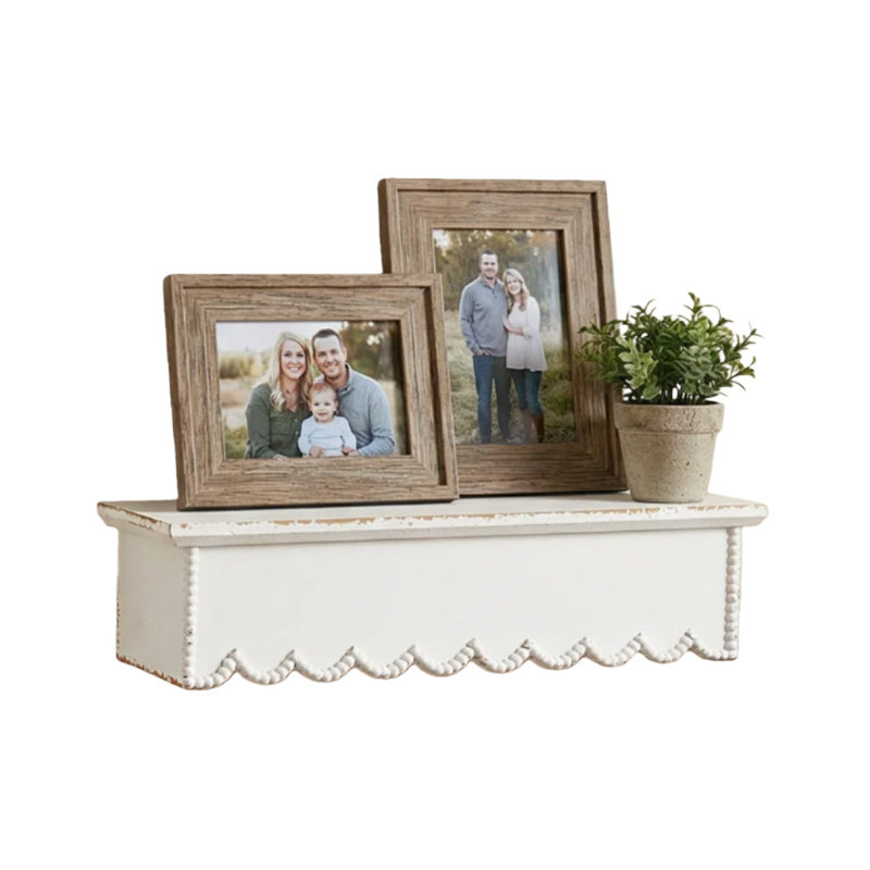 Tablettes festonnées blanches rustiques vieillies avec bord perlé