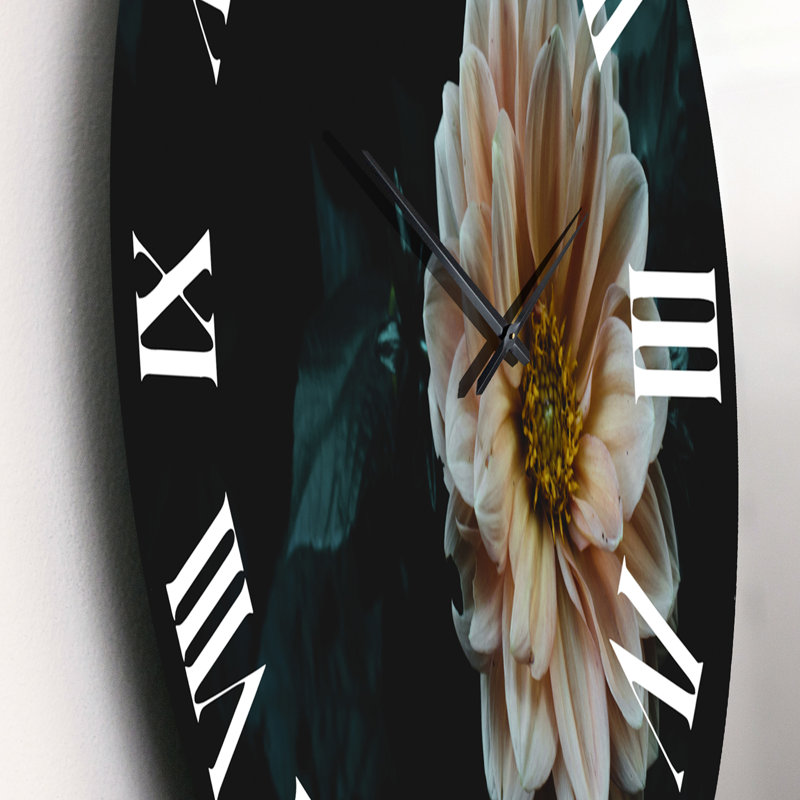 Blooming Yellow Flower In Evening Garden - Horloge murale traditionnelle, Moyen