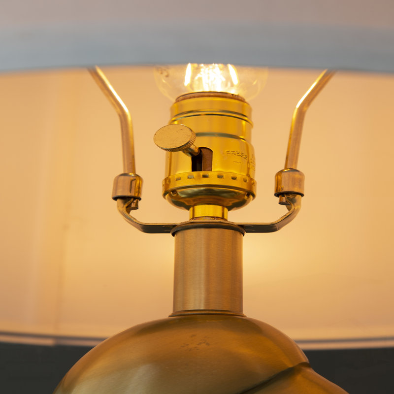 Lampe de table élégante avec abat-jour cylindrique, parfaite pour ajouter de l'élégance et de la chaleur à n'importe quelle pièce