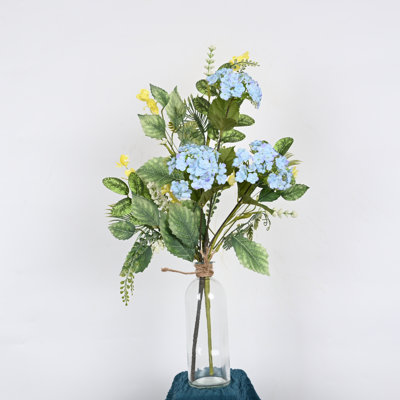 Arrangement floral d'hortensia artificiel printemps-été dans un vase, branche de baies, feuilles de verdure, jets de longue tige artificielle avec de l'eau artificielle pour les centres de table de salle à manger, décoration de fête de mariage à l'i