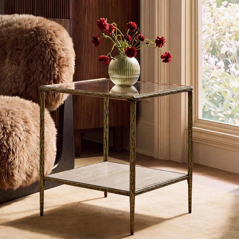 Table de bout carrée à 2 niveaux de 21 po Aureon, structure en métal martelé doré avec plateau en verre trempé et tablette en faux travertin