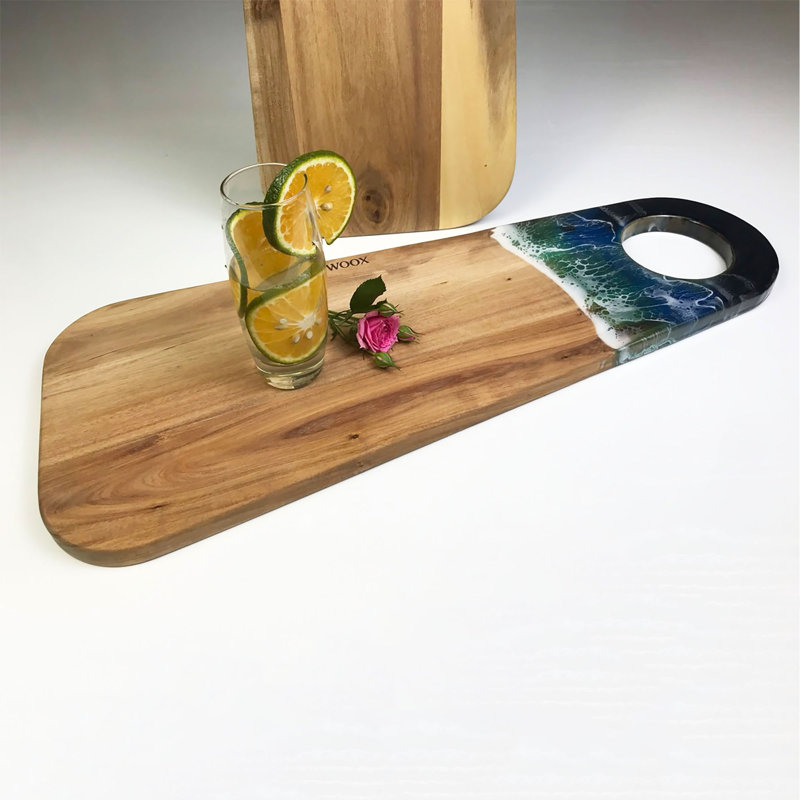 Planche à découper en bois d'acacia et résine époxy