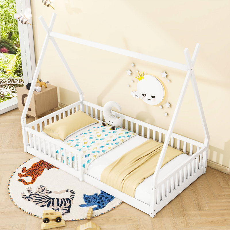 Lit simple en bois avec clôture