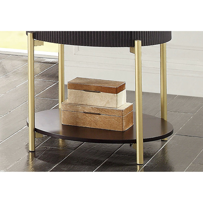 Table de bout élégante avec base en noyer foncé et tablette ouverte en faux marbre blanc