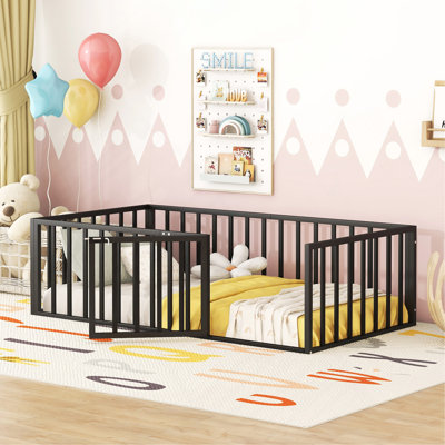 Structure de lit polyvalente en métal avec clôture et porte ouverte pour les jeux, la lecture et le sommeil des enfants