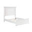 Élégante base de lit pleine grandeur blanche avec des panneaux subtils, une tête de lit et des rails, un sommier requis pour la chambre à coucher, de belles visions, des meubles traditionnels, une tête de lit incluse, nécessaire