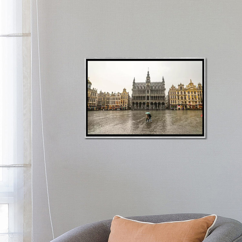 « Brussels grand place I » par Ben Heine-reproduction de photo, H 18 po x l 26 po x P 1,5 po, Toile avec cadre argenté