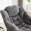 Chaise d'appoint moderne, douce et confortable avec repose-pieds, accoudoirs et poche latérale pour petits espaces