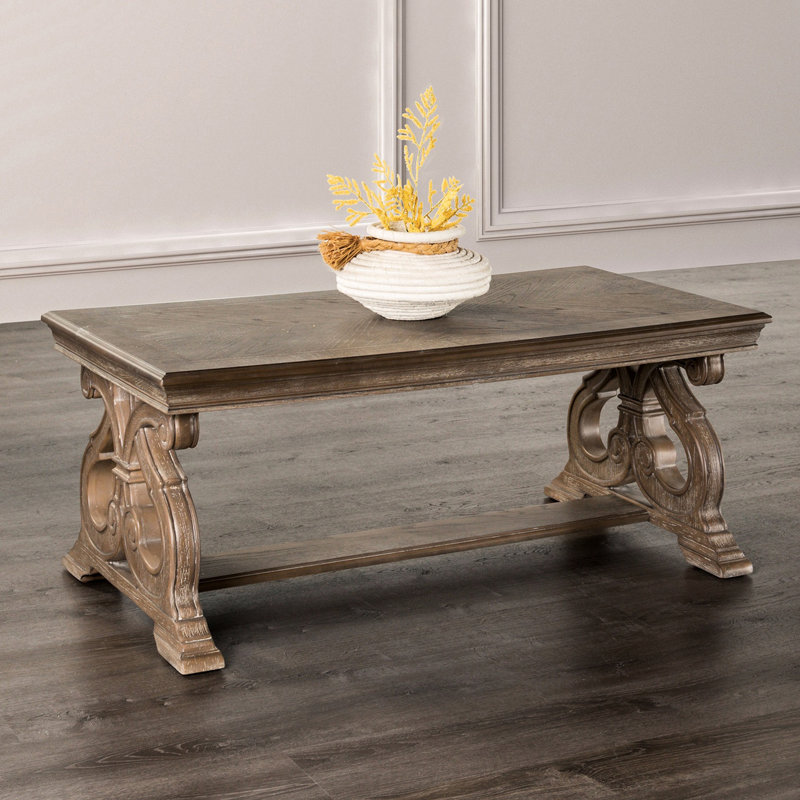 Table basse au design traditionnel avec détails, pieds à volutes, plateau de taille moyenne, finition en chêne massif patiné et placage, largeur de 28 po, poids de 60 lb