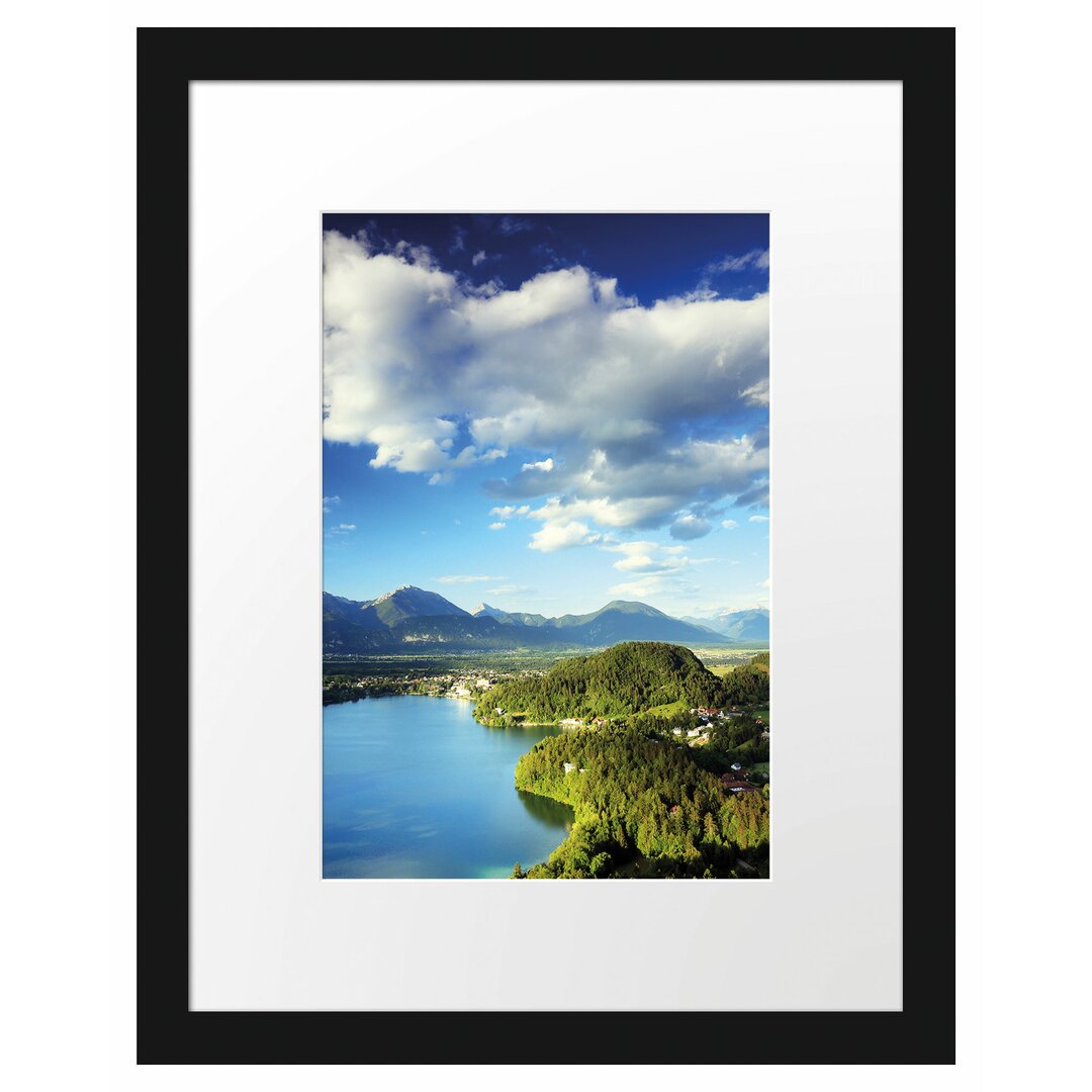 Gerahmtes Poster See mit Insel Landschaft