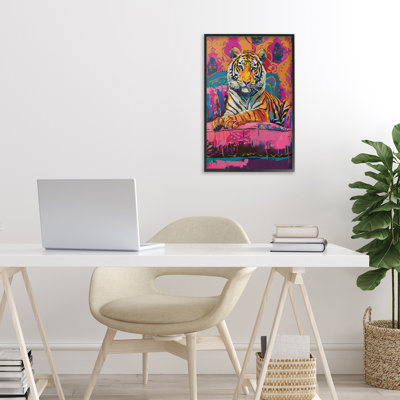 Estampe numérique allongée sur un tigre sur une toile orange, design par LSR Design Studio