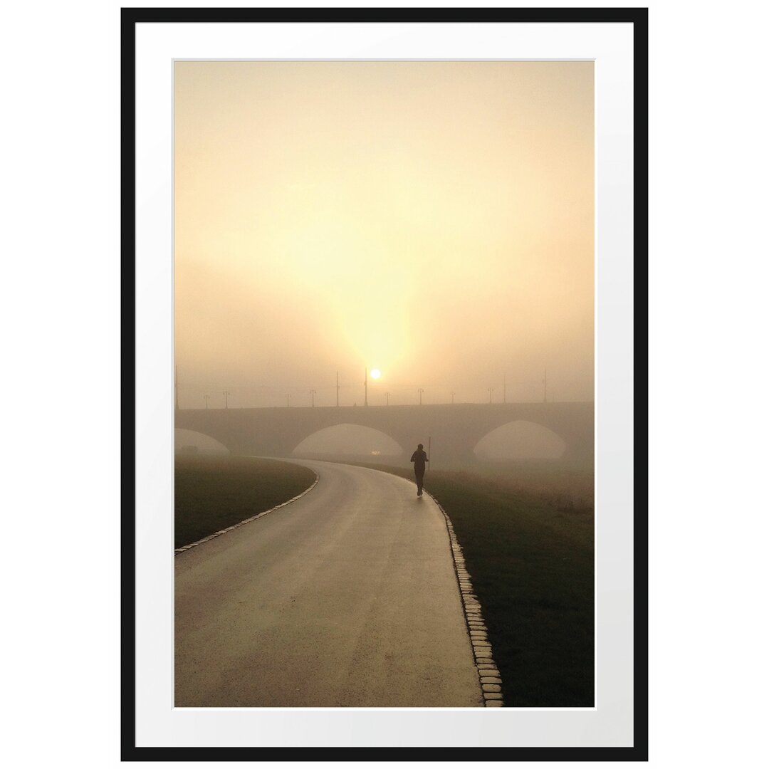 Gerahmtes Poster Läufer im Morgengrauen