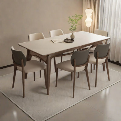 Table et chaises élégantes et simples