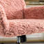 Fauteuil de bureau à assise large rose, piètement en métal doré, pour un environnement d'étude productif et respirant.