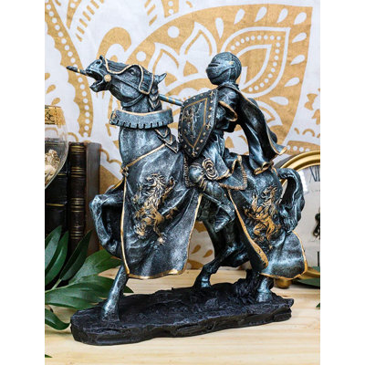 Statue de chevalier armure chargeant un cheval de cavalerie