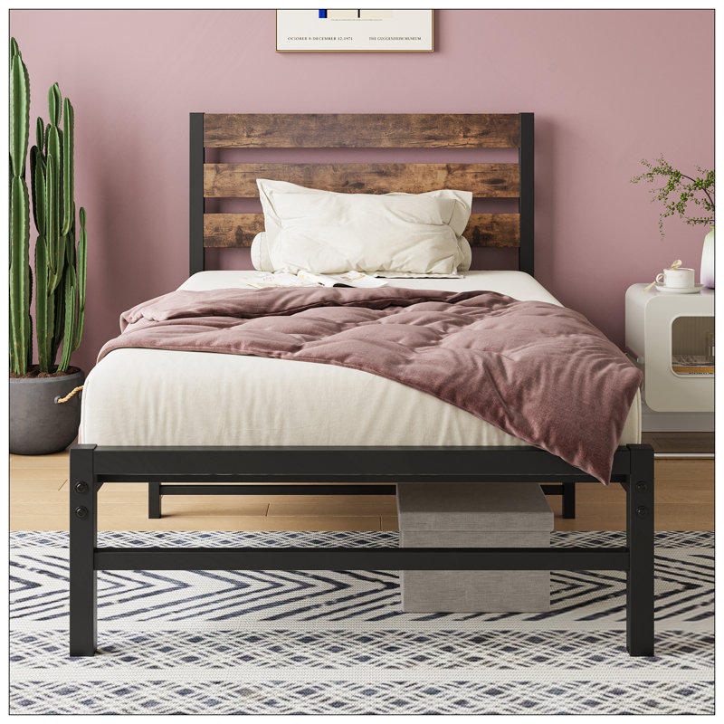 Base de lit plateforme avec tête de lit en bois rustique rétro, sommier à lattes en métal robuste, aucun sommier brun rustique requis